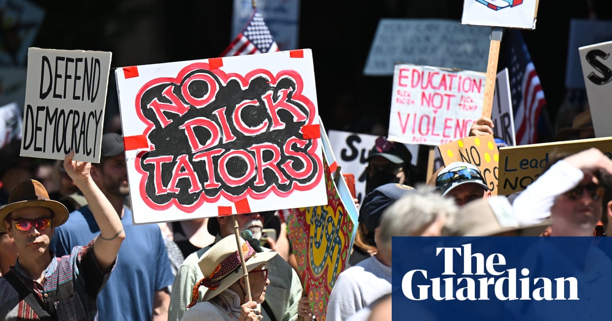 Santa Fe shows up for democracy